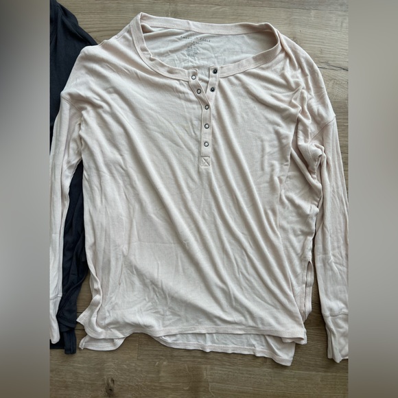 American Eagle Ribbed Soft and Sexy flowy Henley 2 pack - Picture 4 of 4